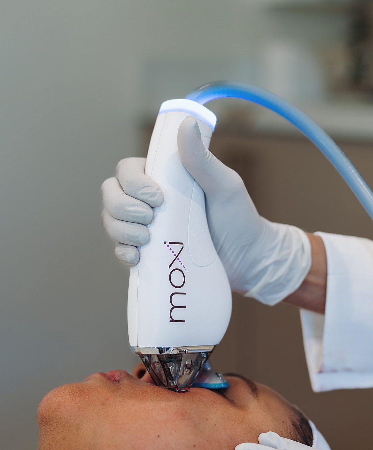 Skin treatment using a cosmetic device.